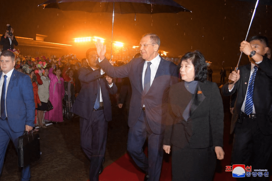 普京将访朝？拉夫罗夫飞抵平壤，崔善姬冒雨迎接