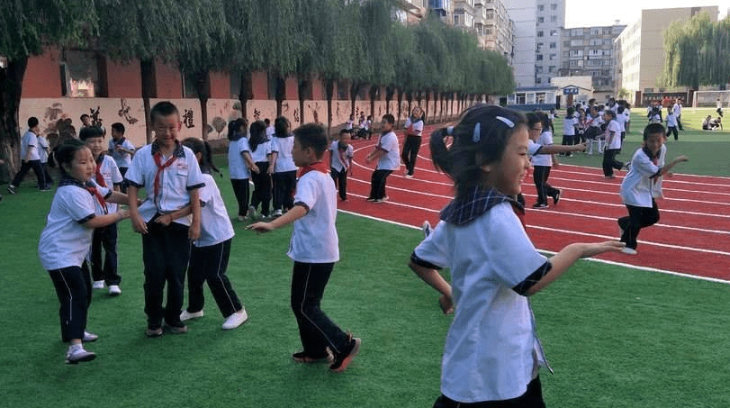 一颗牙8000谁来赔？“课间圈养”学生让网友吵翻天课间圈养，老师再次背锅！课间圈养