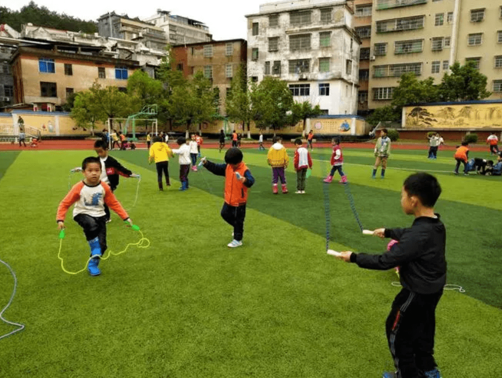 “课间圈养”现象严重课间圈养，7成学生课间不出教室，家长心疼老师无奈！课间圈养