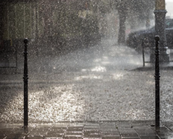 雨天，小学生，保安，酒店门口