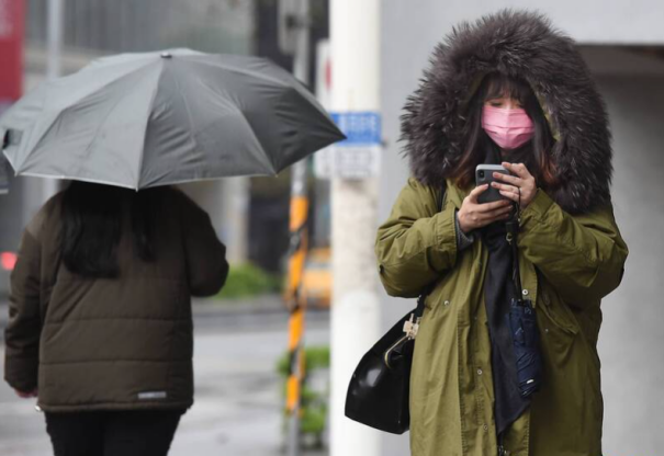 冰雪交织寒冷，全国多地即将暖意盈城：气温波动，寒冷挑战中迎来温馨一刻！天气新闻