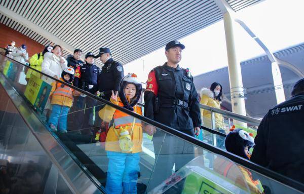 小砂糖橘开启新旅程 乘高铁前往吉林