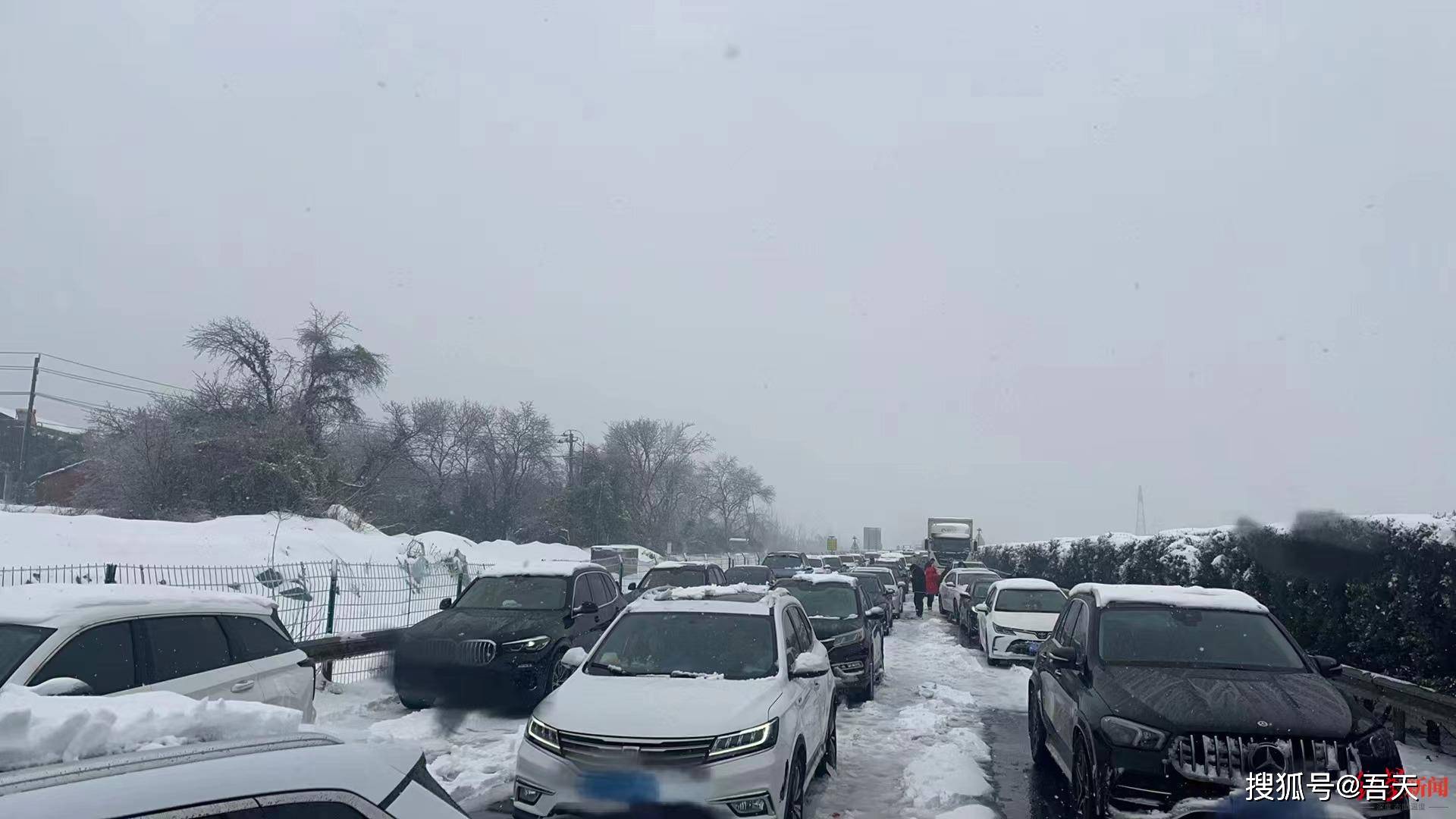 湖北冻雨灾害，部分高速封路或者堵车，专家：冻雨没那么容易清除