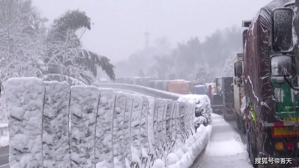 湖北冻雨灾害，部分高速封路或者堵车，专家：冻雨没那么容易清除