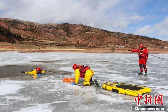 西藏芒康森林消防“爬冰卧雪”锻炼冰面救援能力