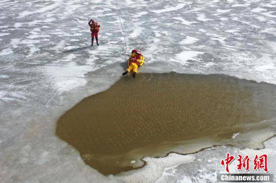 西藏芒康森林消防“爬冰卧雪”锻炼冰面救援能力