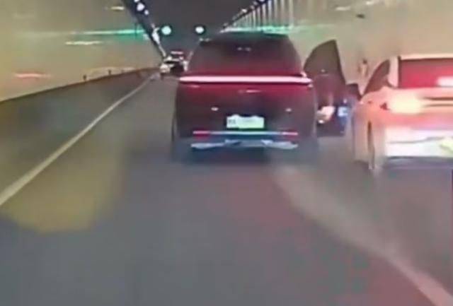 西安一车辆隧道内打开车门恶意别车?交警:涉事人员已传唤到队