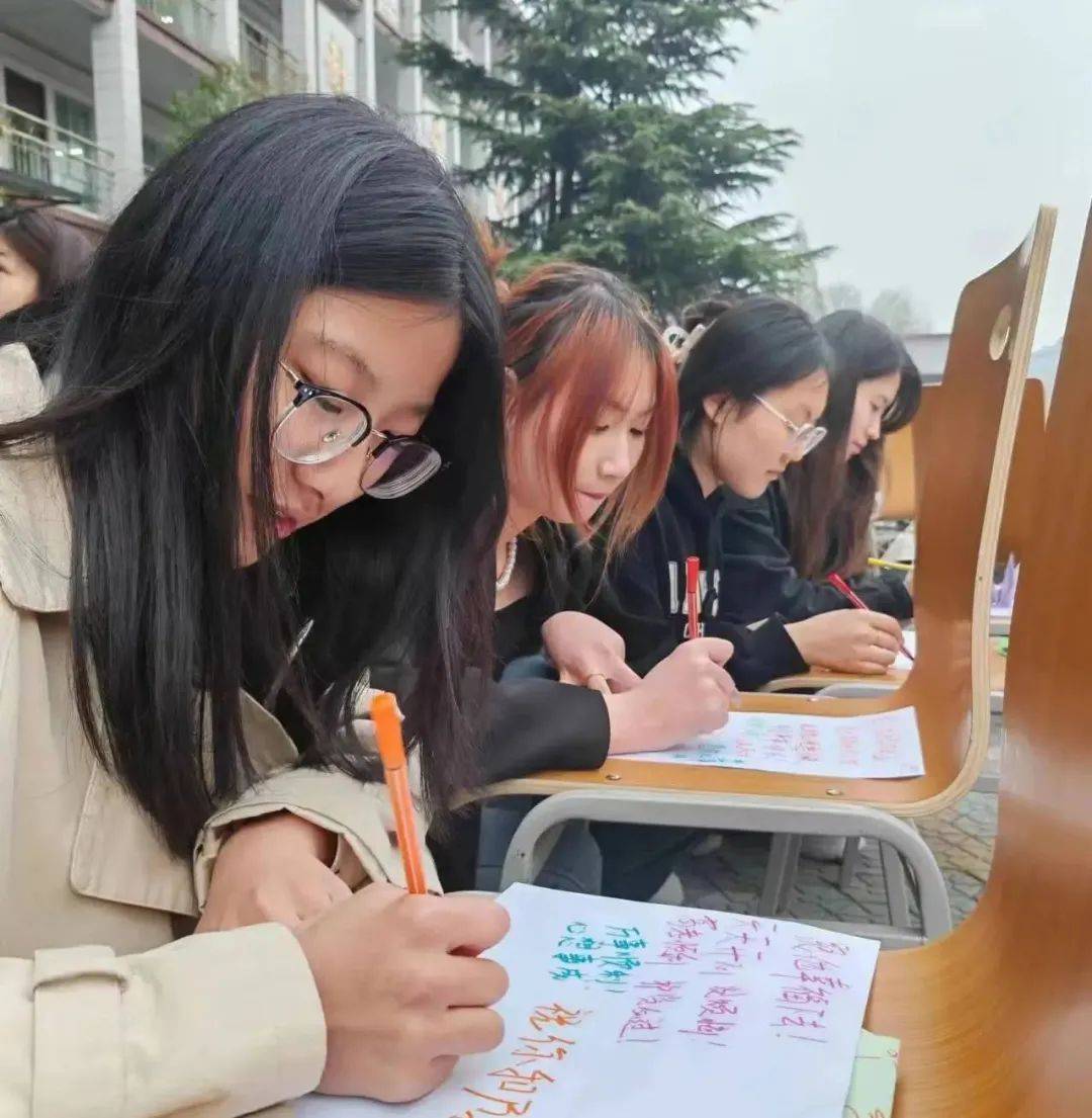 心理辅导，助战高考——我院心理健康协会受邀为600余名高考学子进行考前辅导，助力大家迎战高考