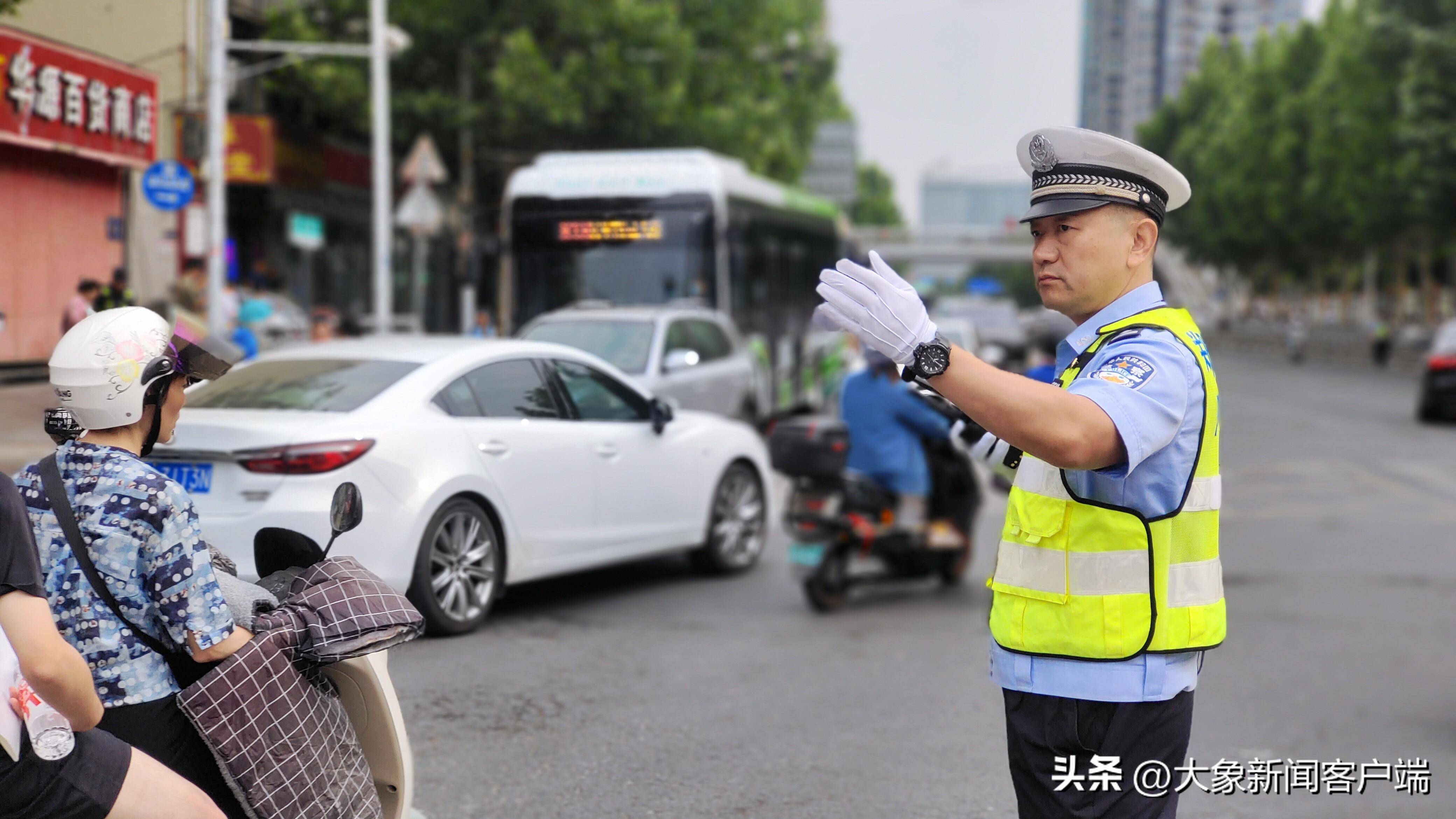 高考首日，警车开道护送高考车辆