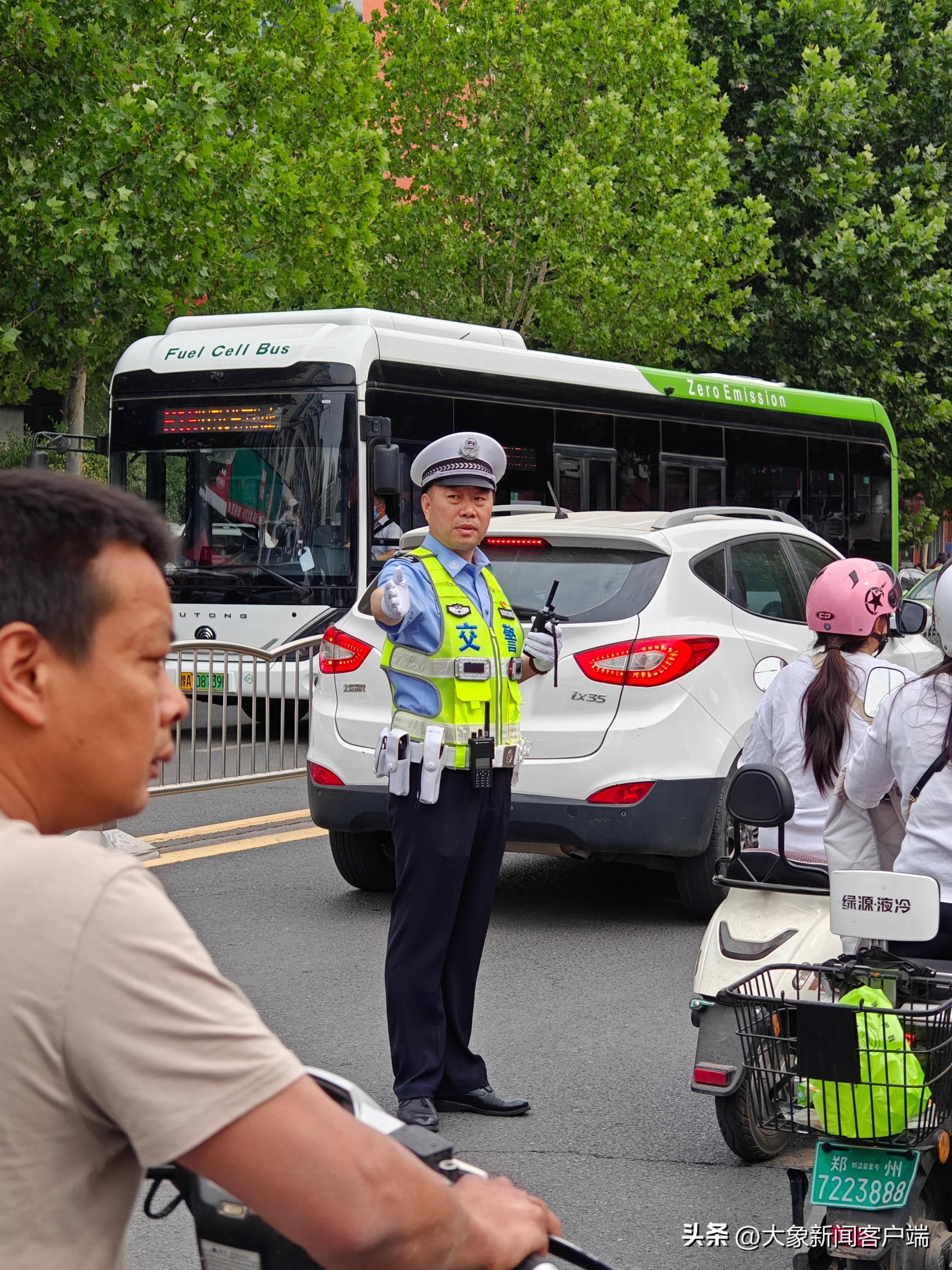 高考首日，警车开道护送高考车辆