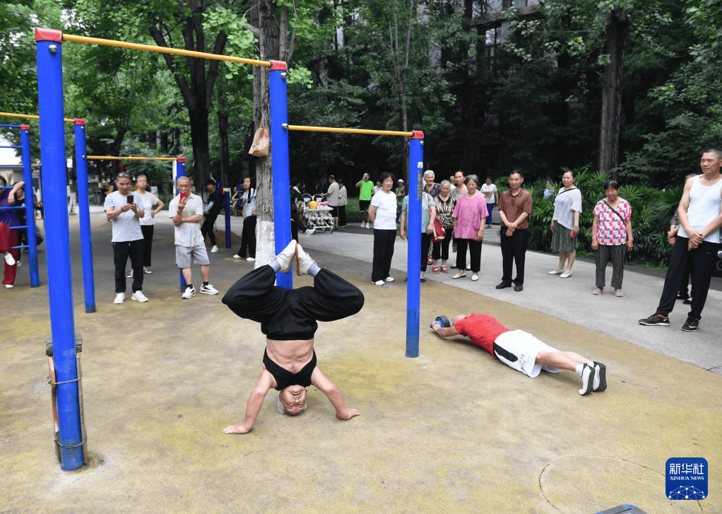 新华全媒+ | 在“天府之国”看大爷们“硬核”健身