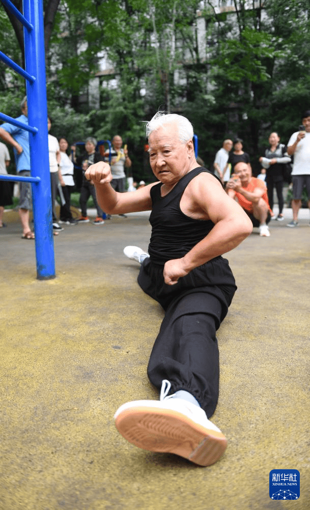 新华全媒+ | 在“天府之国”看大爷们“硬核”健身