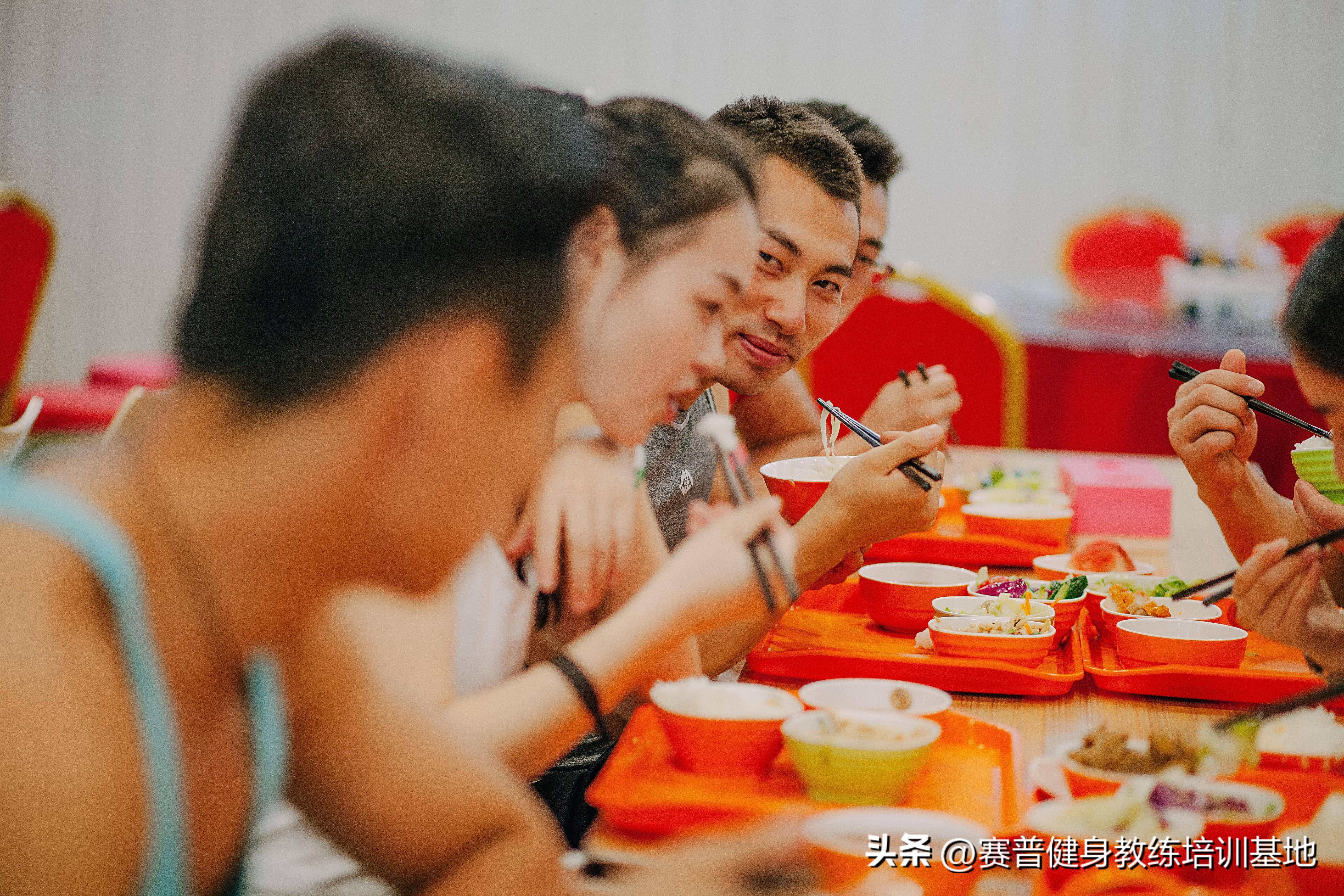 别再乱吃了！健身初学者必看的每日饮食指南