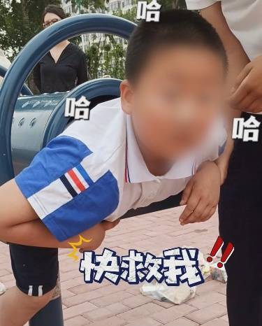 小孩哥开辟健身器材新玩法，秒变“大炮”准备“发射”！