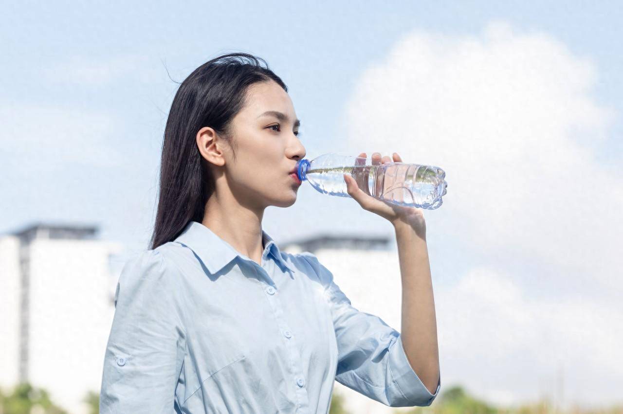 天气火辣辣 怎样饮水才科学？看专家怎么说