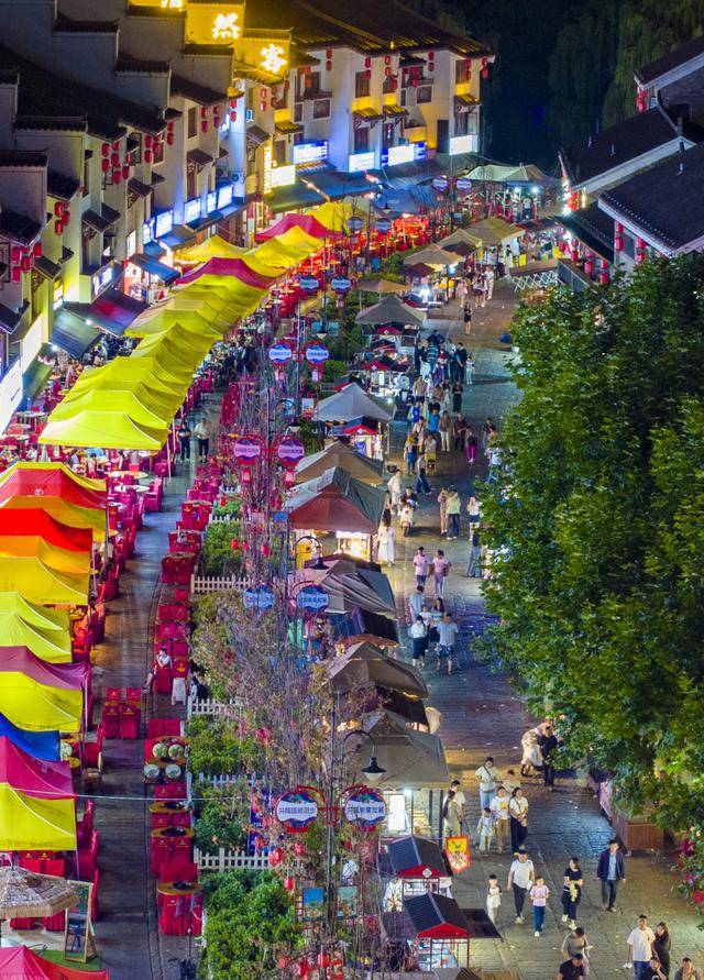 古镇夜市“点亮”夜经济