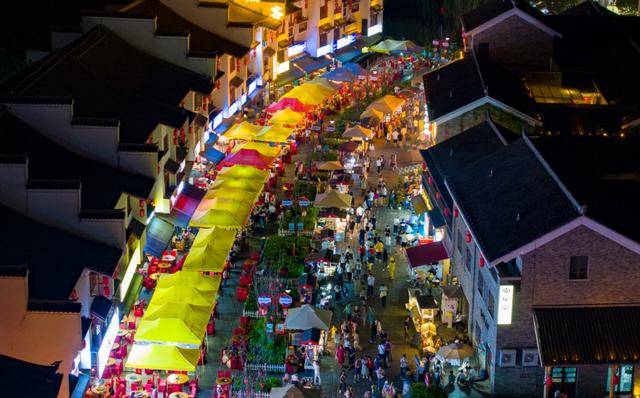 古镇夜市“点亮”夜经济