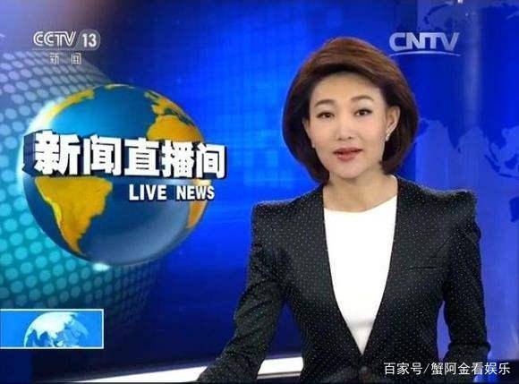 她是《新闻联播》主持人，摘下戴了13年的假发，减龄10岁不止！