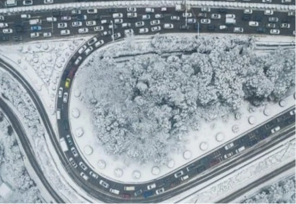 春节旅游旺季受大雪天气影响，中东部交通陷困扰